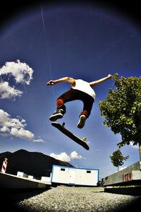 成人滑板滑行视频教学,成人滑板入门技巧解析