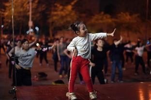 国庆成人广场舞视频,成人广场舞活力展现