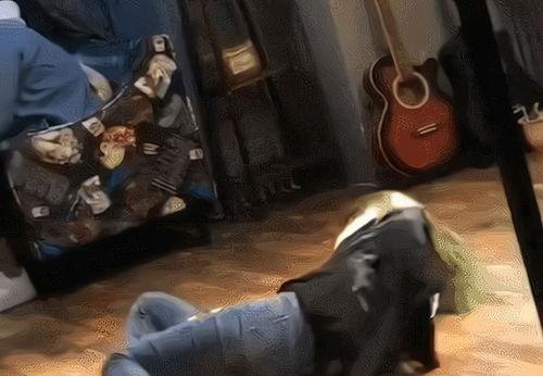 成人劈叉哭的视频素材,成人劈叉挑战背后的感人故事