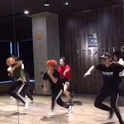 成人集体跳健身舞蹈视频,成人集体跳健身舞蹈风采展示