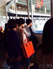 成人外出溜冰视频播放,成人溜冰风采瞬间回顾