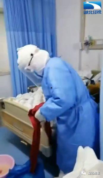 成人更换尿不湿神器视频
